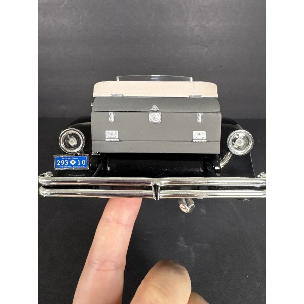 1934 Duesenberg Convertible Green Black 1:18 Signature Models Diecast Car